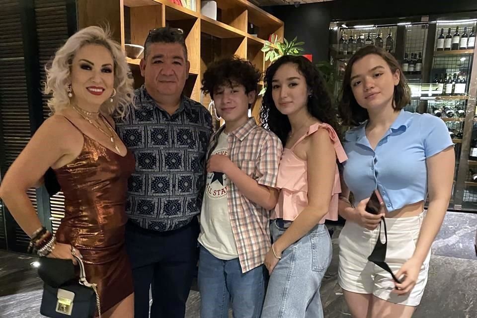 Diana Irizabella Aguirre de Salinas, Rolando Salinas, Rolando Salinas Aguirre, Fernanda Salinas y JImena Salinas