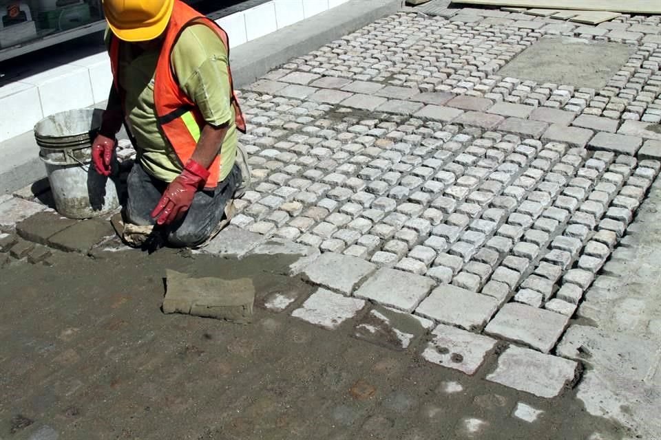 El adoquín es un bloque de concreto hecho en varias formas y tamaños usado en exteriores, comúnmente en patios, cocheras, estacionamientos y andadores.