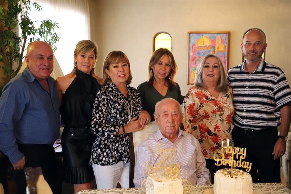 Rogelio Martínez, Amabely Reta, Mireya Martínez, Leticia Martínez, Rosa Nelly Martínez, Héctor Frías y Rogelio Martínez Lozano