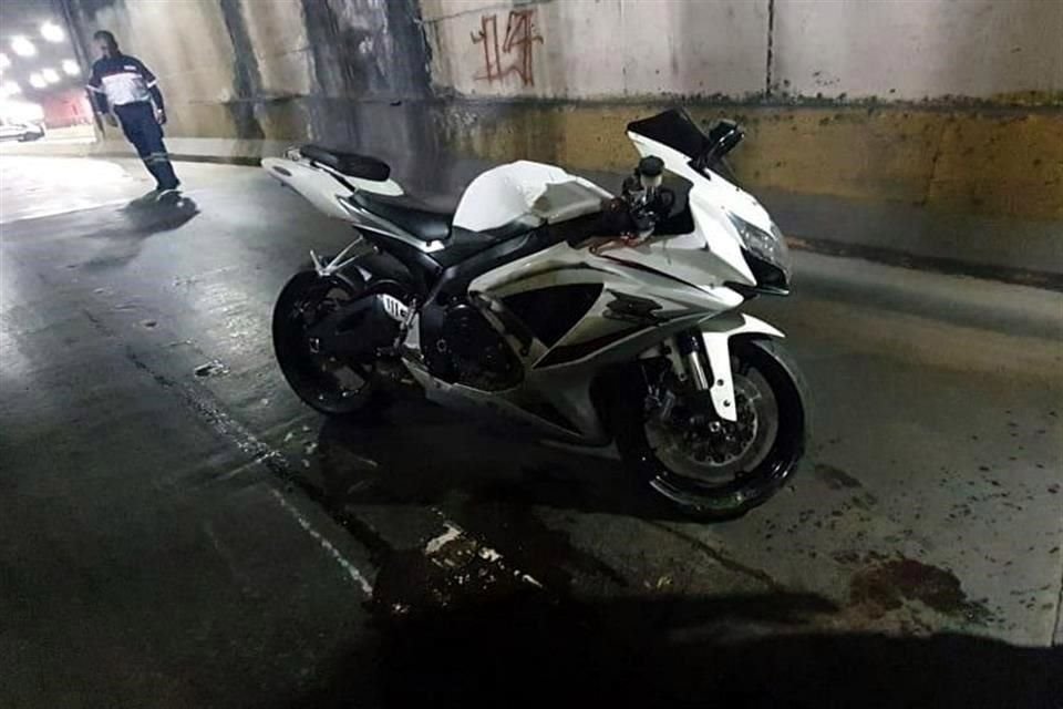 El casco de la víctima quedó incrustado en los tubos y fue decapitado por el impacto. Además se cercenó una mano.