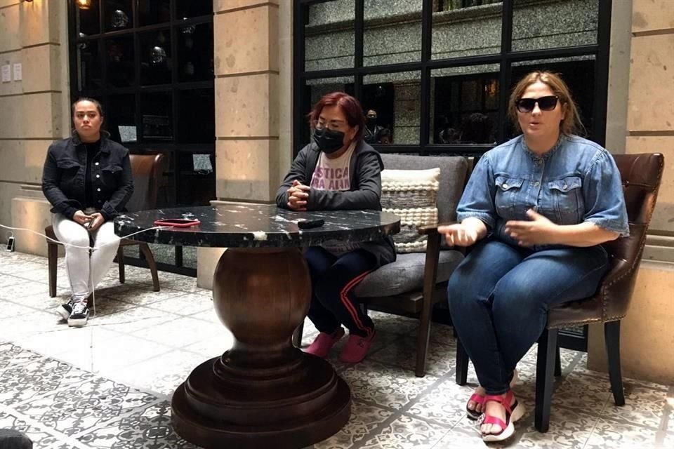 Marcela Alemán y Silvia Arellano, las mujeres que el jueves se atrincheraron en la CNDH, dieron una conferencia de prensa en el Hotel Zócalo.