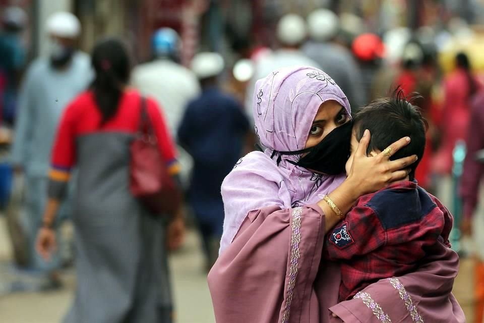 Una mujer camina con su hijo en Bengaluru, India. El país es ya el segundo más afectado por la pandemia, según las cifras oficiales.