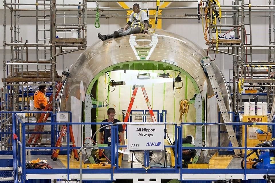 Los empleados de Boeing trabajan en un fuselaje de popa para el 787 Dreamliner dentro de las instalaciones de North Charleston, Carolina del Sur.