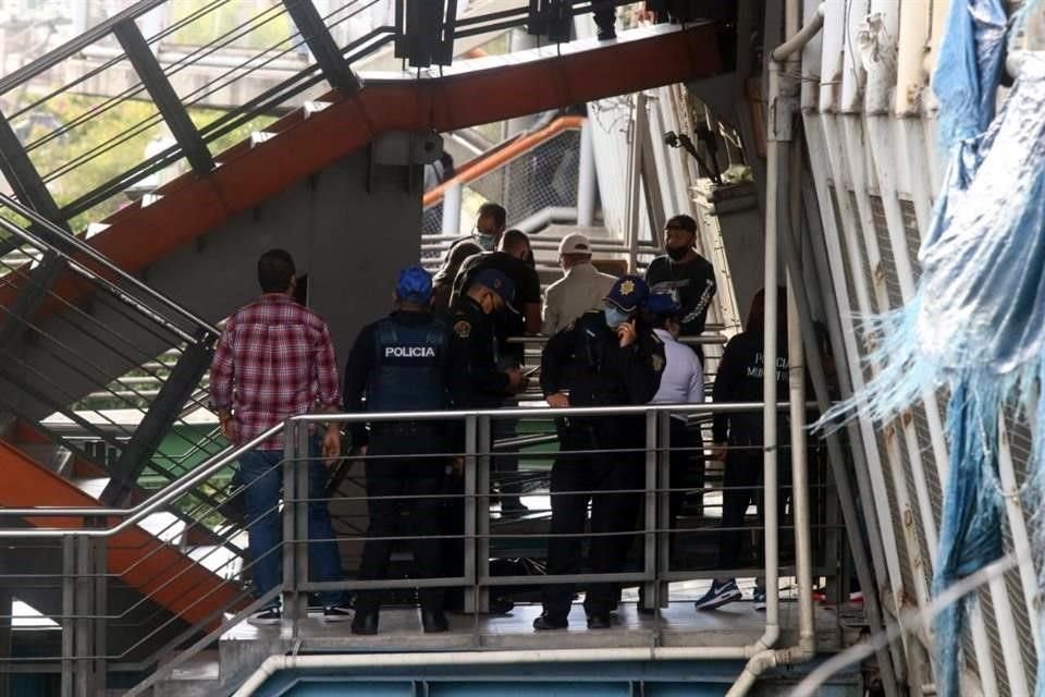 Familiares del joven llegaron al sitio para reconocer el cuerpo.