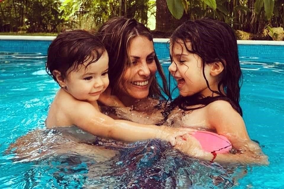 La mommy blogger disfruta al máximo de su nuevo hogar, donde tiene más opciones de entretenimiento para sus hijas, Allegra y Antonia.