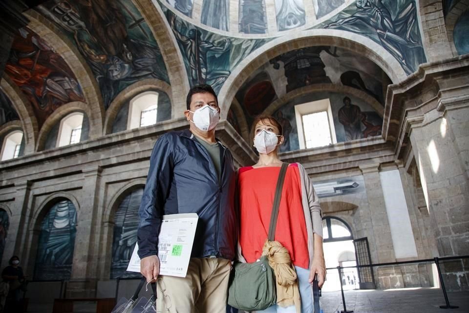 Adriana Huerta y Miguel Ángel Méndez de Cuernavaca fueron los primeros en ingresar al museo después de meses de haber estado cerrado.