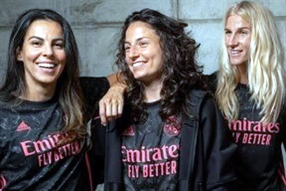 Integrantes del equipo femenil también presumieron la nueva playera merengue.