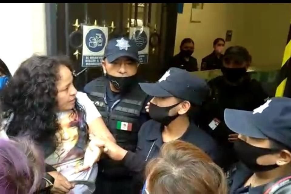 Las mujeres entraron a la Segob en medio de empujones y gritos.