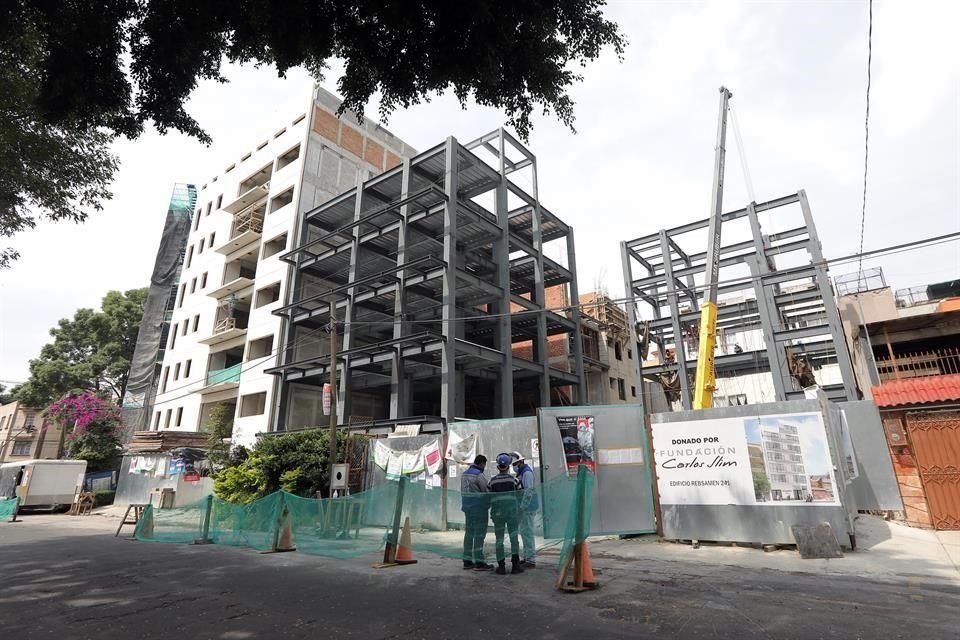 En la calle de Enrique Rébsamen esquina con La Morena, en la Colonia Narvarte, se hacen trabajos en un edificio dañado por los sismos del 2017.