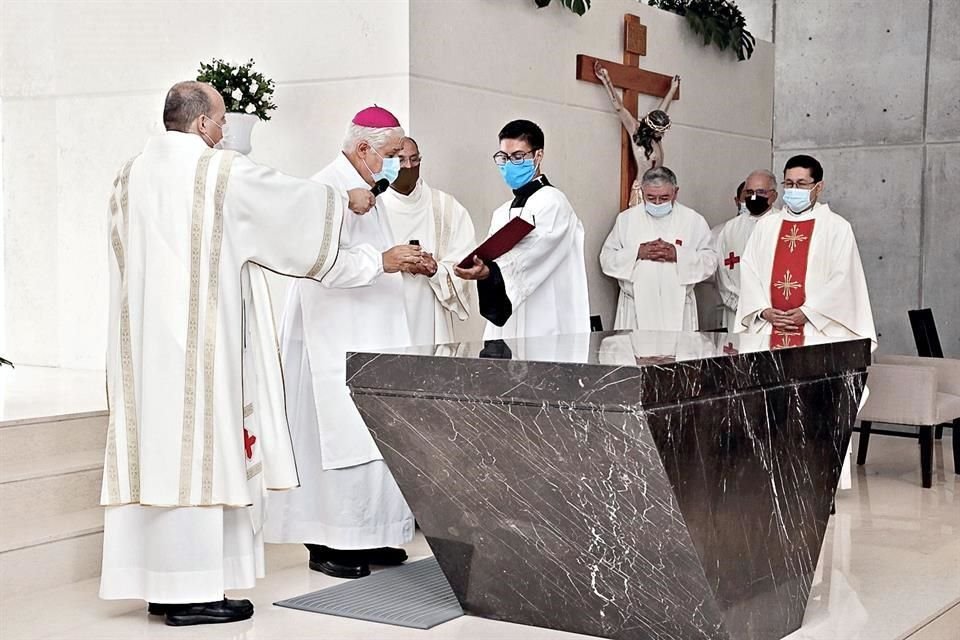 El Arzobispo Rogelio Cabrera López presidió la consagración de la Capilla de La Sagrada Familia.