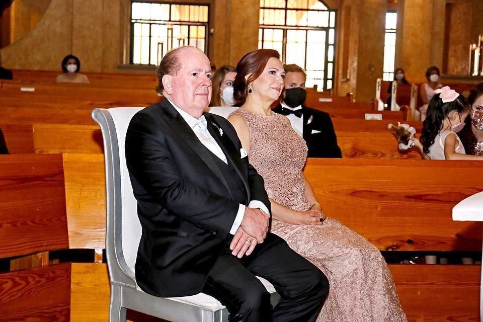 PAPÁS DEL NOVIO. Eduardo Elizondo González y Clary Elizondo de García