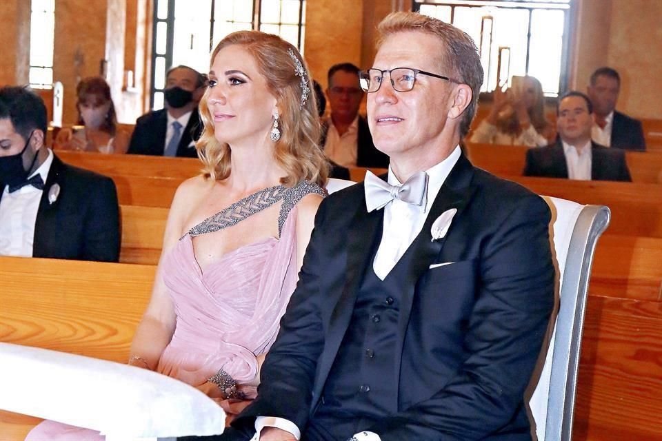 PAPÁS DE LA NOVIA. Patricia Carrillo de Perches y Mauricio Perches Villagómez
