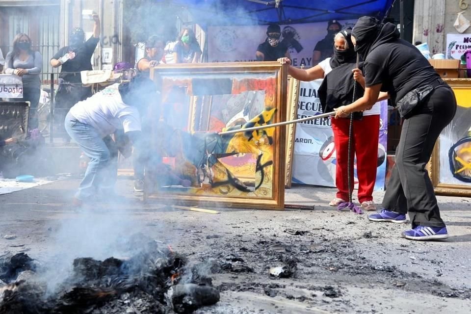 Las manifestantes rompieron el cuadro de Miguel Hidalgo.