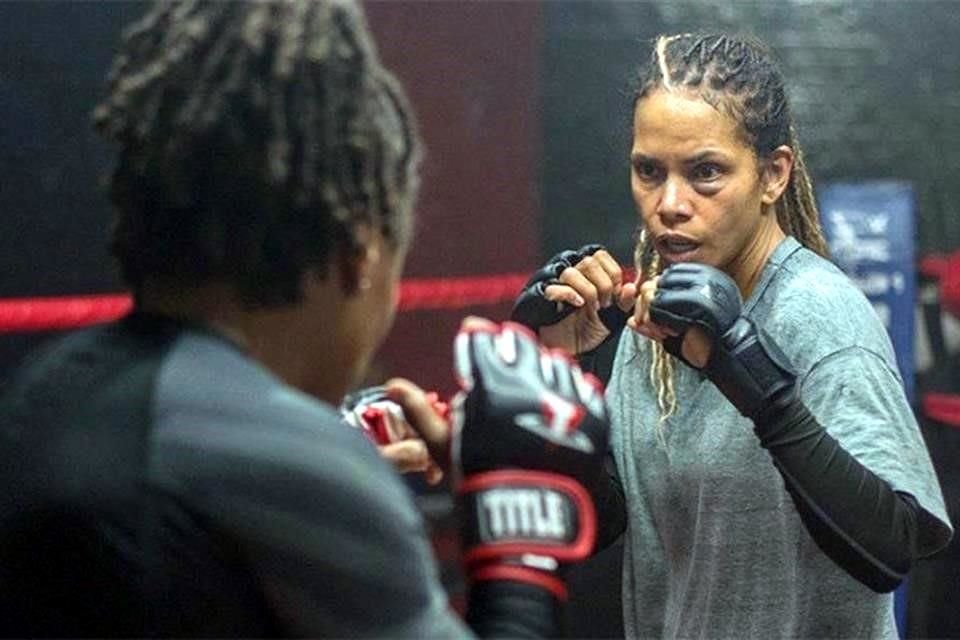 En 'Bruised', Halle Berry interpreta a una luchadora de artes marciales que quiere retomar su gloria pasada.