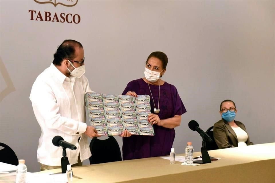 El Insabi comenzó la entrega de los cachitos de la rifa del avión a los hospitales públicos.