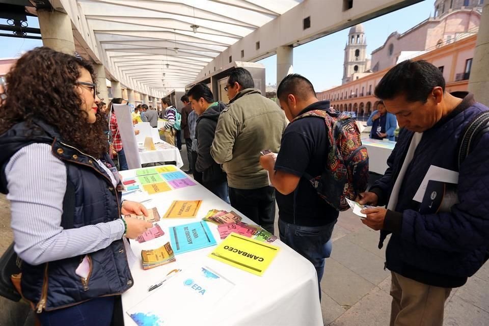 La contracción de agosto fue por la eliminación de 10 mil 351 plazas eventuales y 2 mil 277 de carácter permanente.