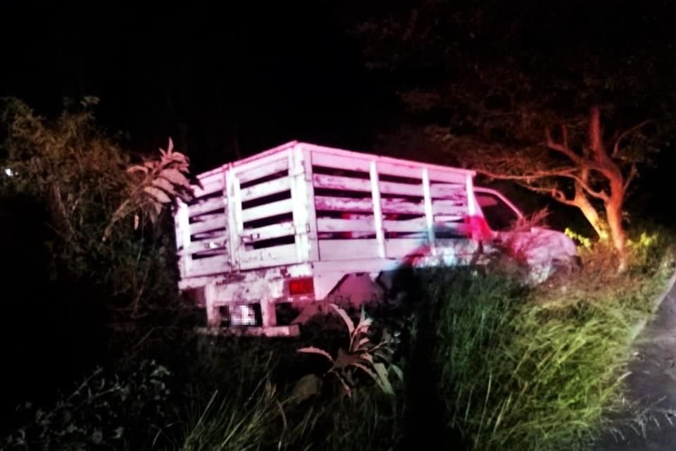 Una camioneta con redilas fue asegurada a pistoleros en Jaumave.