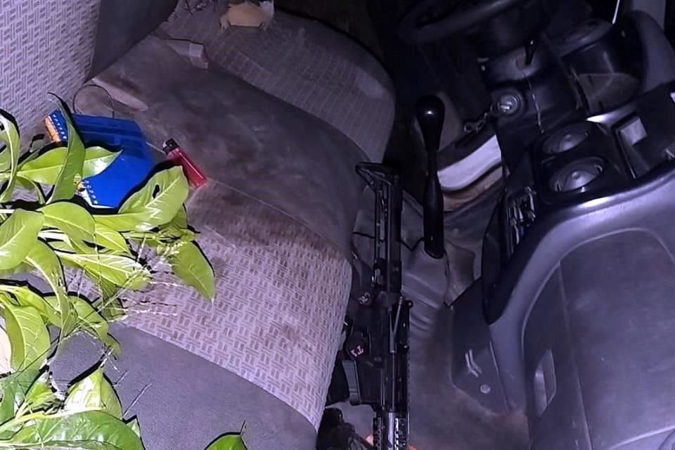 Al interior del vehículo se encontraron un arma larga, tres cargadores y dos estrellas metálicas.