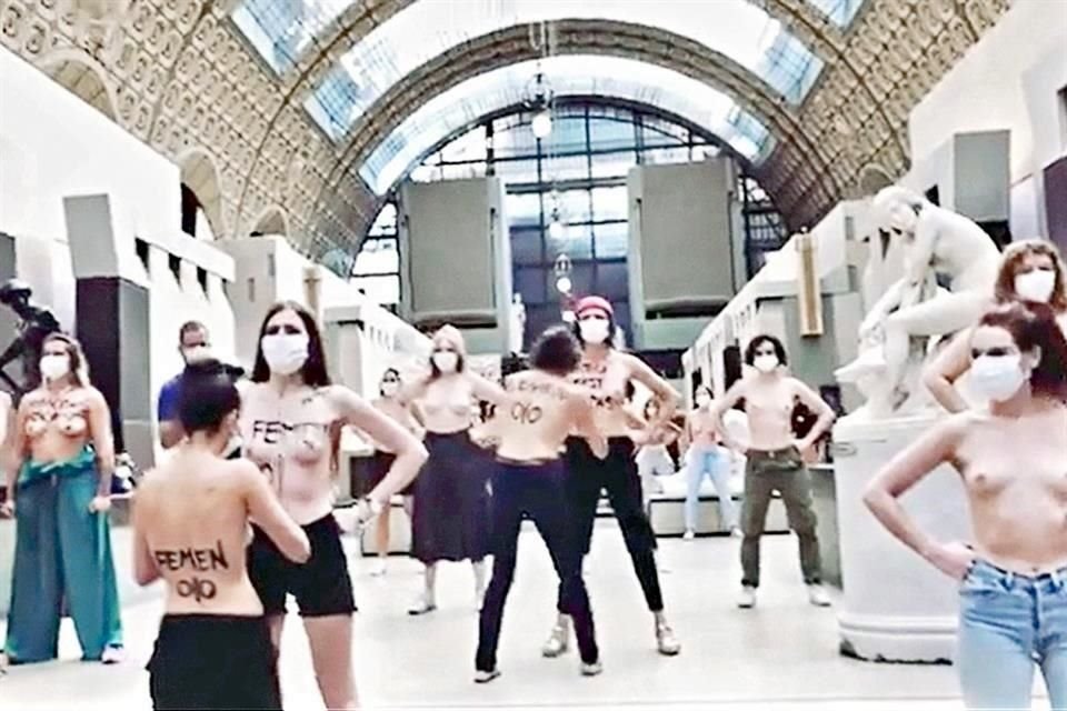 El colectivo Femen compartió un video de la protesta en el Museo de Orsay en sus redes sociales.