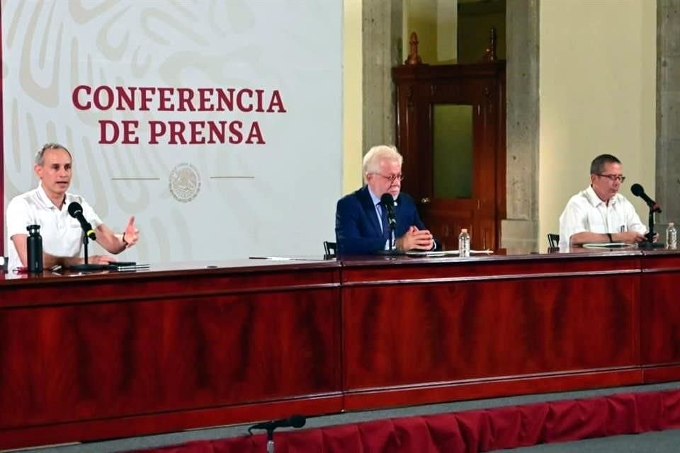 Durante la conferencia nocturna en Palacio Nacional.