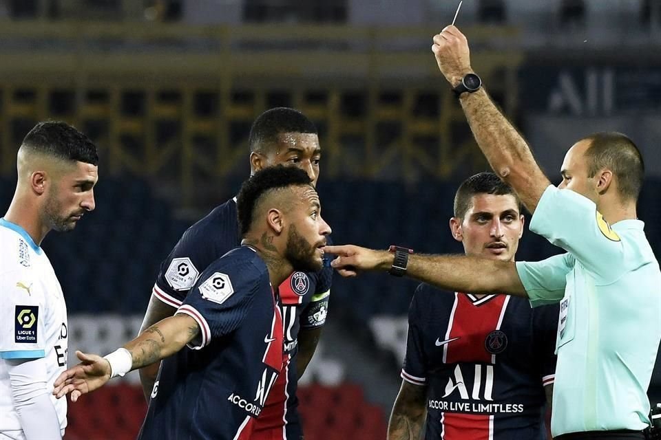 Neymar puede recibir una sanción de siete juegos tras sus acciones.