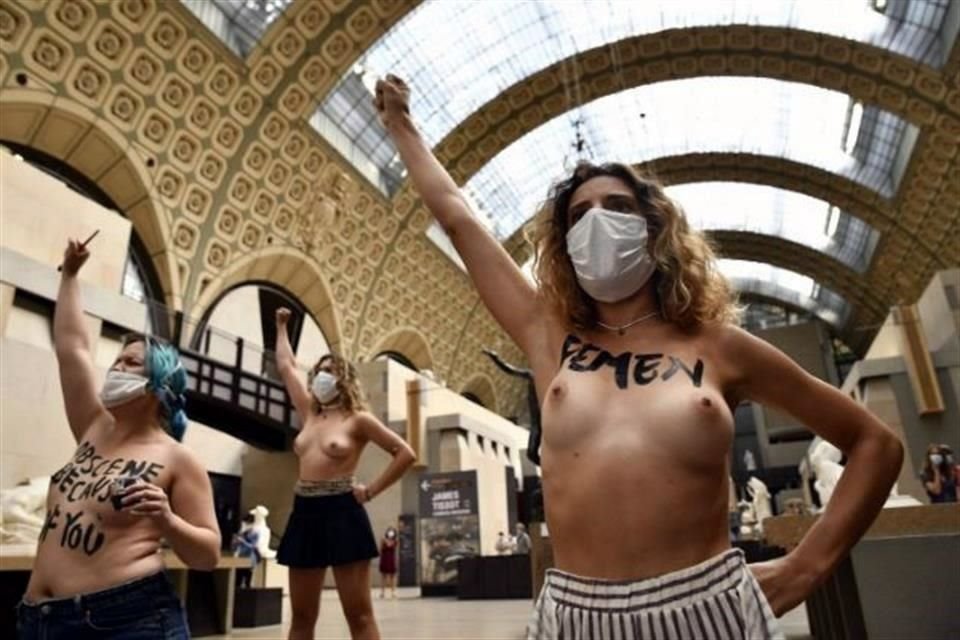 Activistas de Femen protestaron en el Museo de Orsay, en Francia, luego de que le prohibieran la entrada a una mujer por su escote.