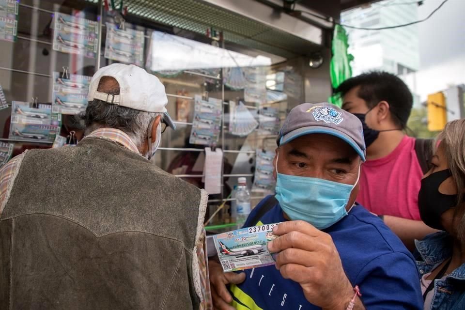 Los compradores, el pueblo --los que se llaman a sí mismos 'pueblo'--, iban de un lado a otro, de una fila a otra sin precaución por la pandemia del Covid-19.