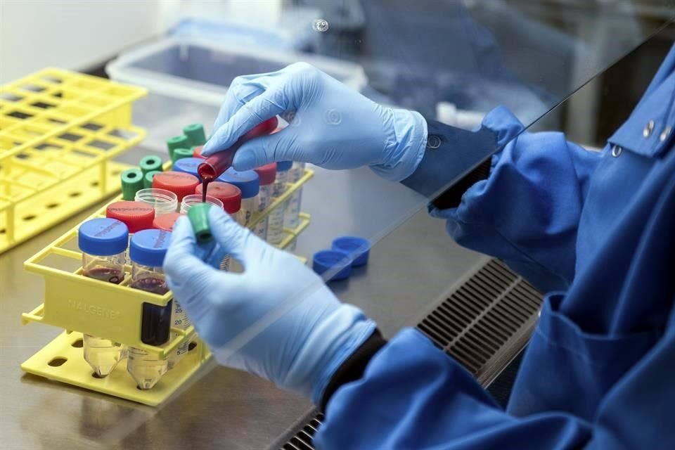 La Universidad de Oxford determinó que la enfermedad probablemente no estaba relacionada con la vacuna.