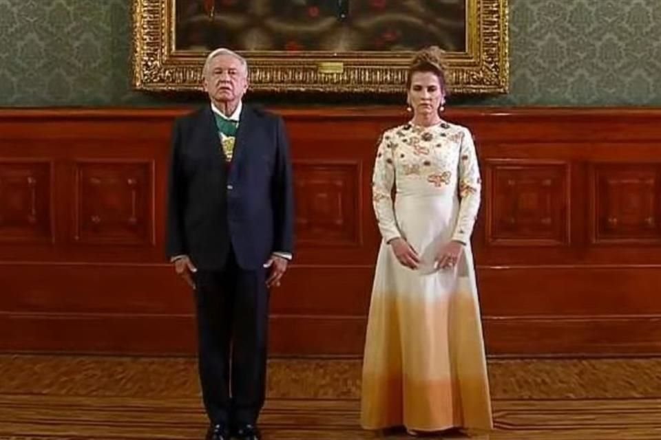 El atuendo consistió en un vestido que iba del blanco al naranja con efecto degradado, con adornos de mariposas y flores en la parte superior, acompañado con algunas joyas.