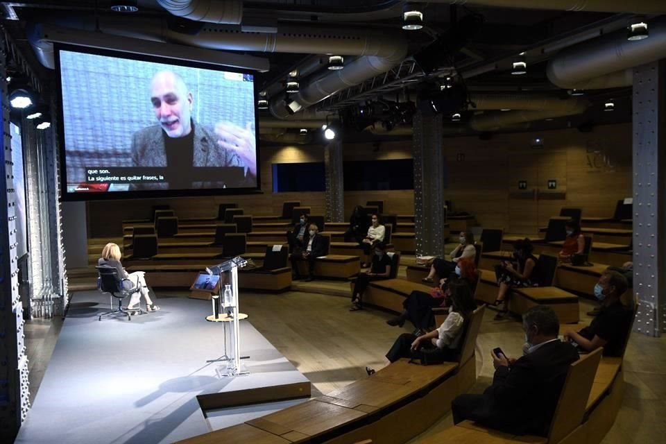 Arriaga recibió el Premio Alfaguara de manera virtual, debido a la pandemia de Covid-19.