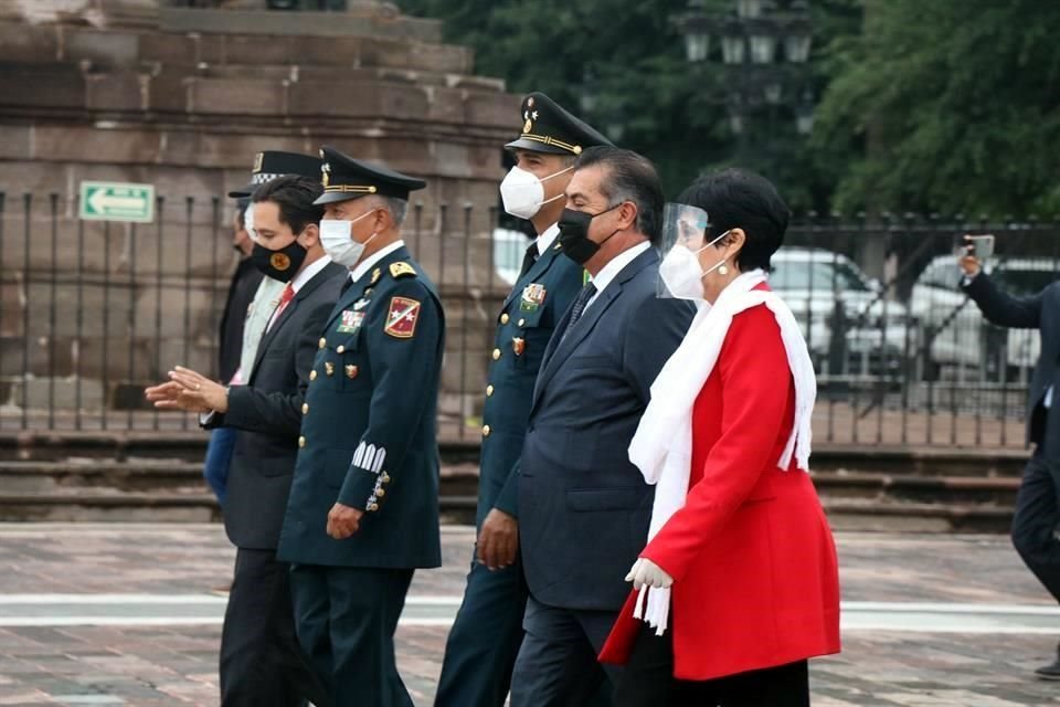 'El Bronco' encabezó un acto conmemorativo de la Independencia acompañado de la presidenta del Congreso, Guadalupe Rodríguez.