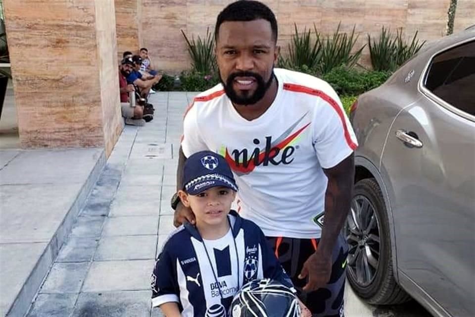 Dorlan era orgulloso tocayo del jugador de Rayados Dorlan Pabon, con quien se fotografió.