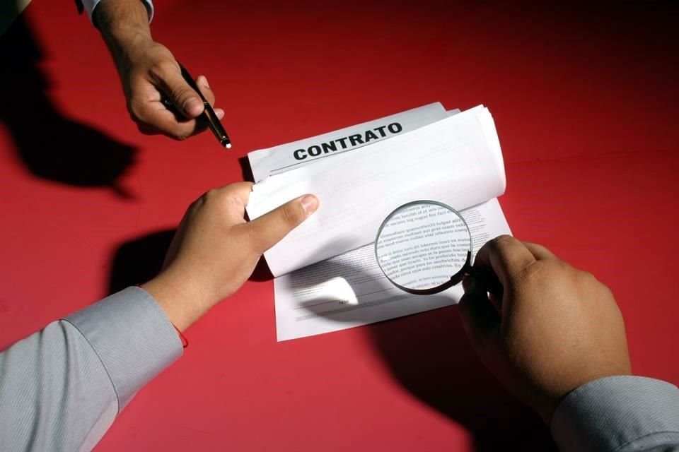 El usufructo es un derecho de usar y disfrutar bienes ajenos. O sea que la propiedad corresponde a una persona y el derecho de usarlo y disfrutarlo es de otra persona.