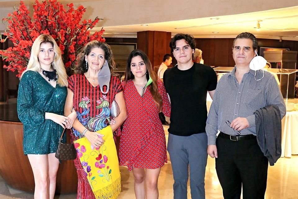 Raquel Rodríguez, Érika González de Rodríguez, Camila Rodríguez, Mundo Rodríguez y Edmundo Rodríguez