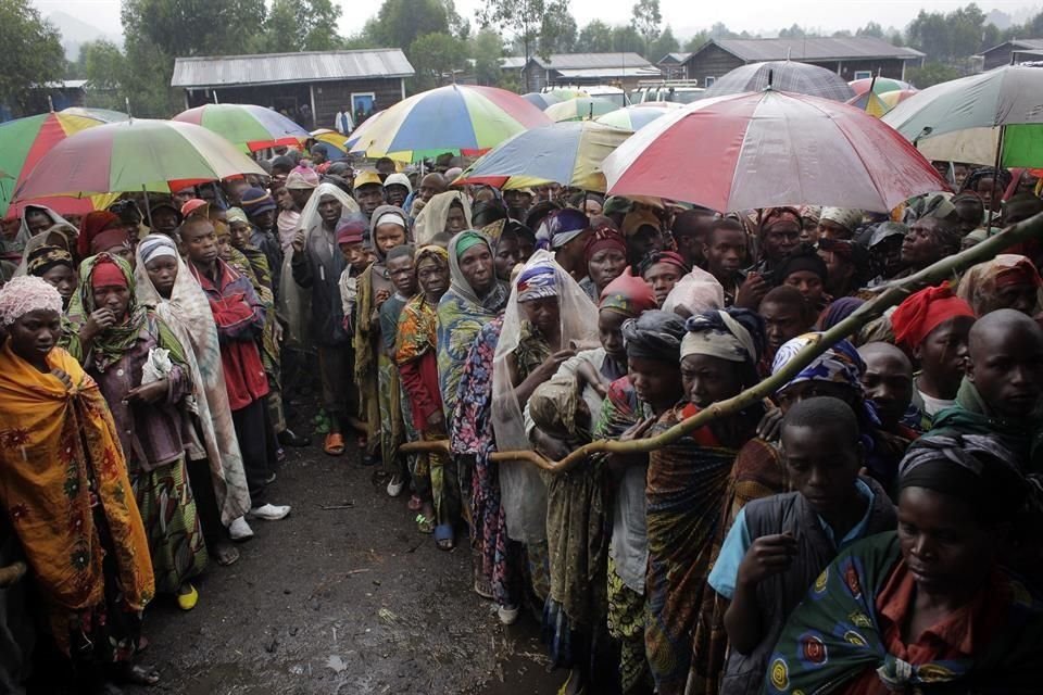 Personas desplazadas en El Congo esperan por la ayuda alimentaria de la ONU.