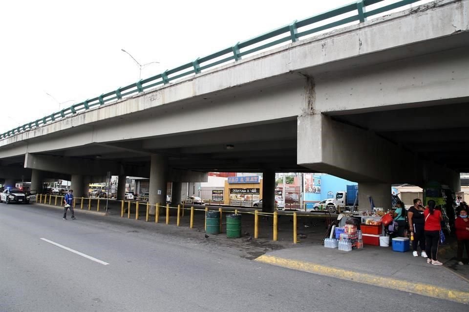 Bajo el puente Gonzalitos, en el cruce con Madero, los vecinos y automovilistas han mostrado preocupación por la gente congregada, sobre todo, los indigentes.