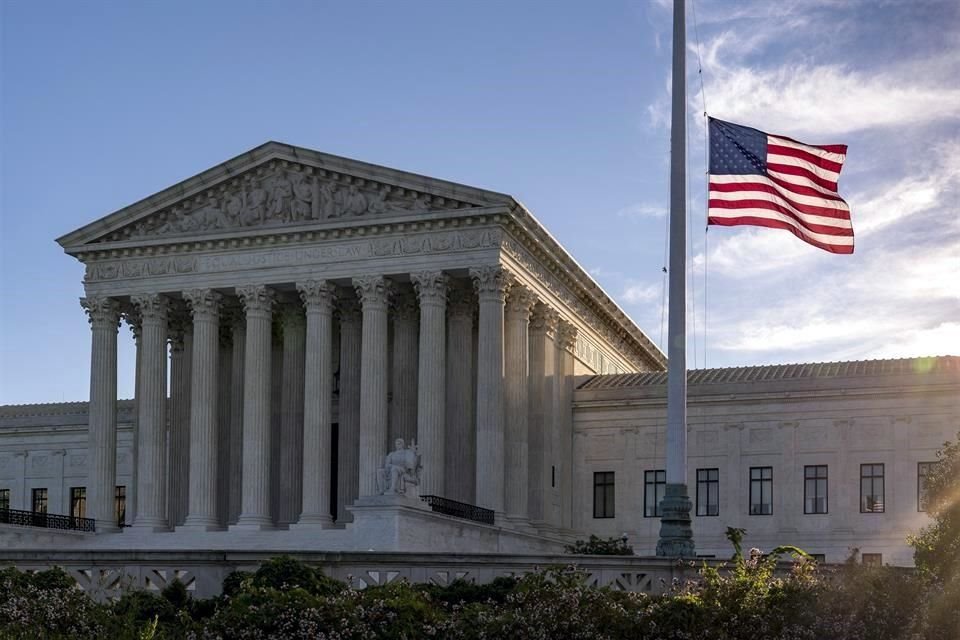 Vista de la bandera a media asta a fuera de la Suprema Corte de Justicia, como signo de luto ante muerte de la jueza Ginsburg.