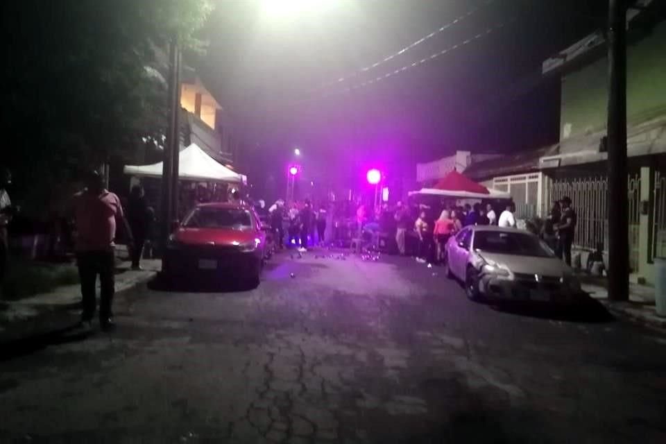 En la fiesta había grupo de música tocando en vivo y los organizadores cerraron la calle con vehículos, además de colocar toldos y torres de iluminación.