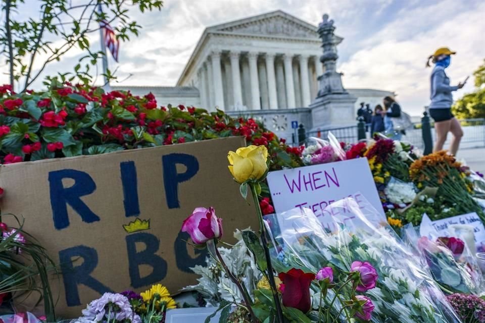  Estadounidenses, políticos y celebridades rindieron homenajes a la jueza de la Corte Suprema Ruth Bader Ginsburg, que falleció el viernes.