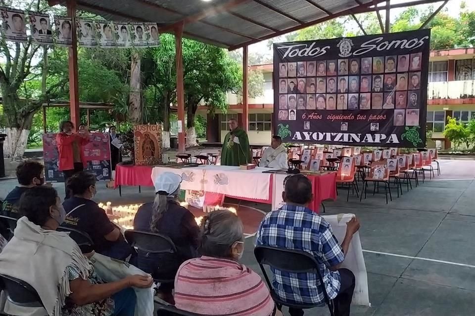 Misa en la Normal de Ayotzinapa.