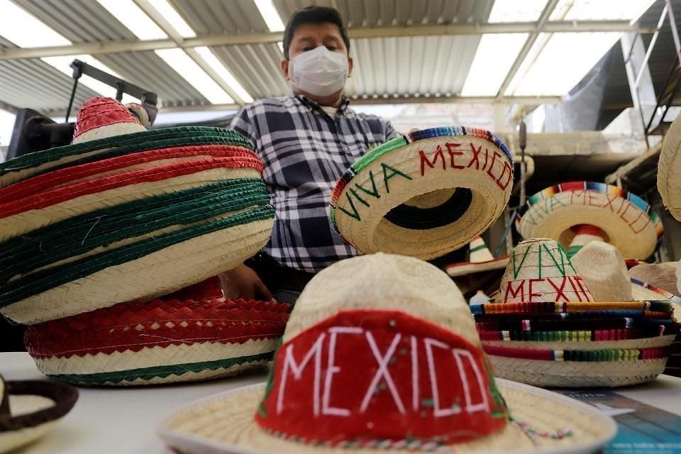 Artesanos elaboran sombreros de palma en el taller Guesa en el municipio de Tehuacán, Puebla.