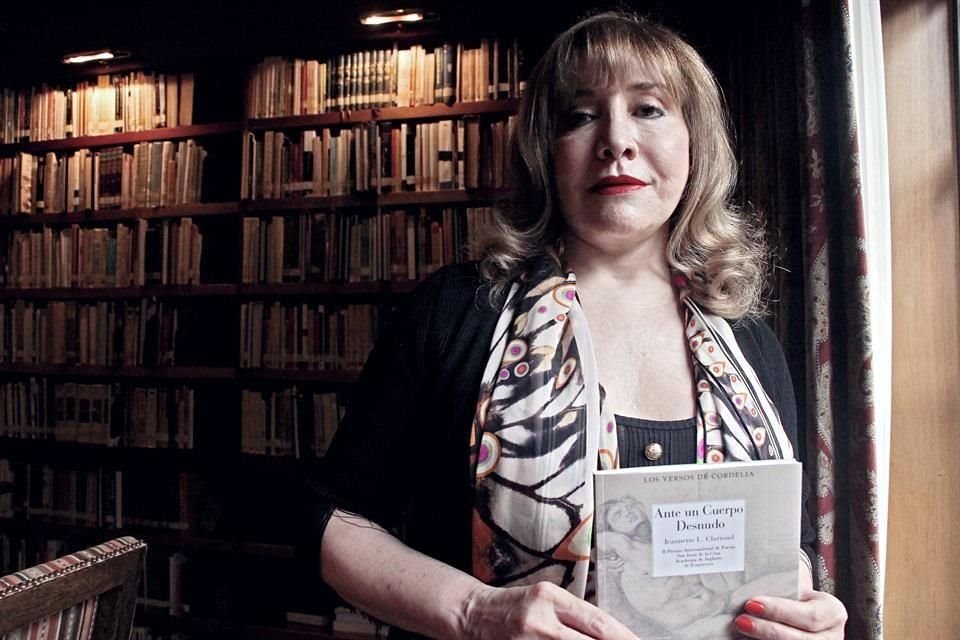 Jeannette L. Clariond y su libro Ante un cuerpo desnudo.