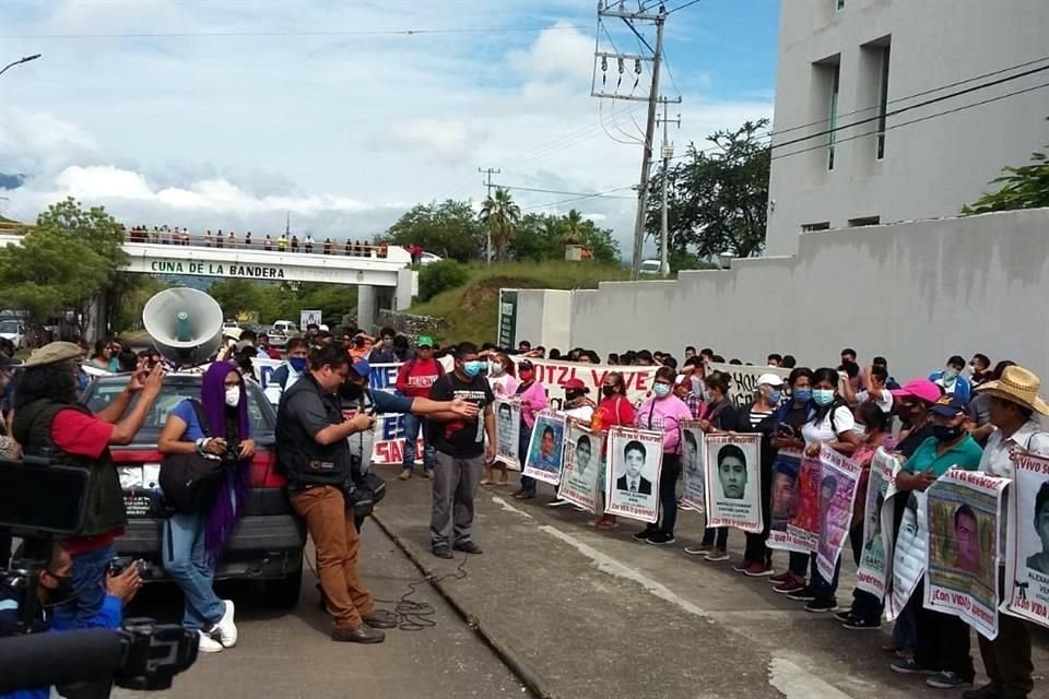 En un mitin, padres de los 43 pidieron al Gobierno federal no inventar 'otra verdad histórica' en torno al caso.