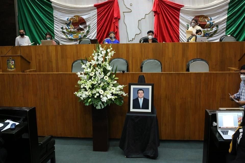 Con un minuto de silencio y otro de aplausos, el Congreso local rindió hoy un homenaje póstumo a Braulio Martínez, ex Diputado local que falleció el jueves víctima de Covid-19.