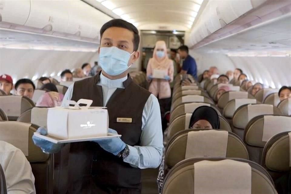 Dado que Brunei ha tenido muy pocos casos de coronavirus, la aerolínea no ha exigido que los pasajeros porten cubrebocas, algo que sí ha pedido para los miembros de la triplicación.