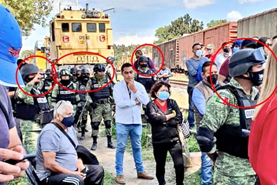 INVISIBLES. Pese a la presencia de la Guardia Nacional, la CNTE bloqueó ayer vías en cuatro puntos de Michoacán.