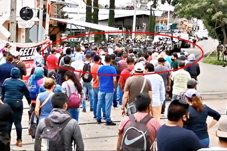 INVISIBLES. A pesar de la presencia de la Guardia Nacional, maestros de la CNTE bloquean vías en Michoacán para exigir el pago de bonos y plazas magisteriales.