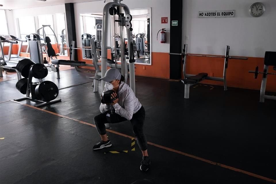 Para captar a los clientes, los gimnasios frecen descuentos.
