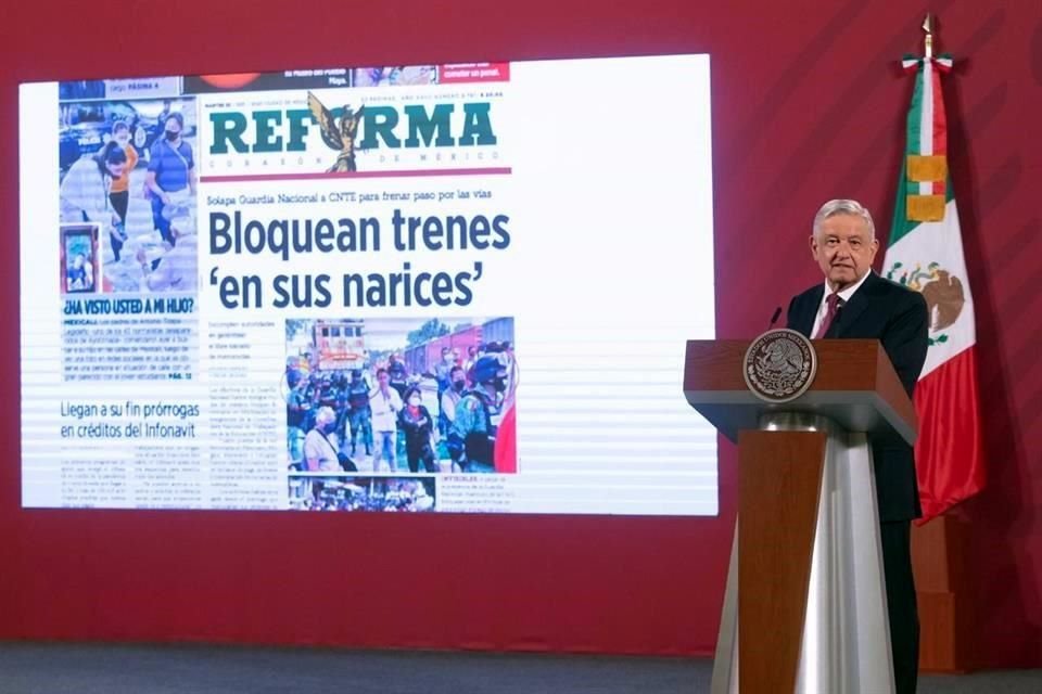 El Presidente dijo que el bloqueo de la CNTE a vías en Michoacán es un asunto del Gobierno local, pero criticó a REFORMA por publicar que la GN no evitó la toma.