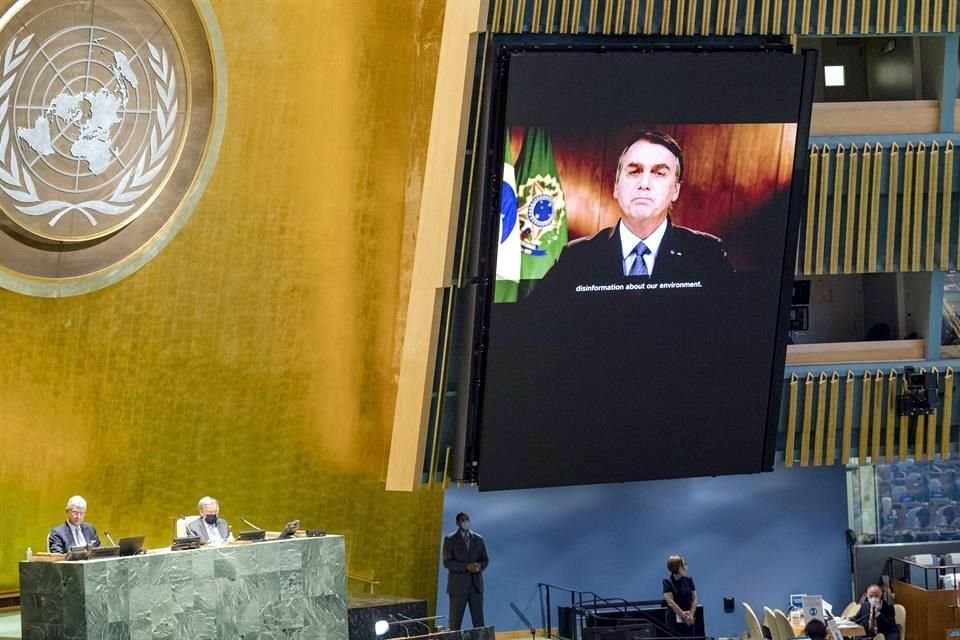 El Presidente de Brasil, Jair Bolsonaro, aparece en las pantallas de la Asamblea General de las Naciones Unidas.